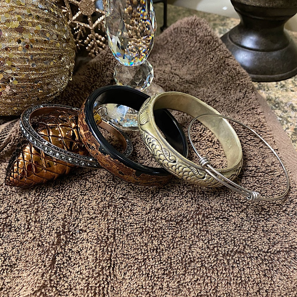 🐝 2/$10 Four classy bracelets